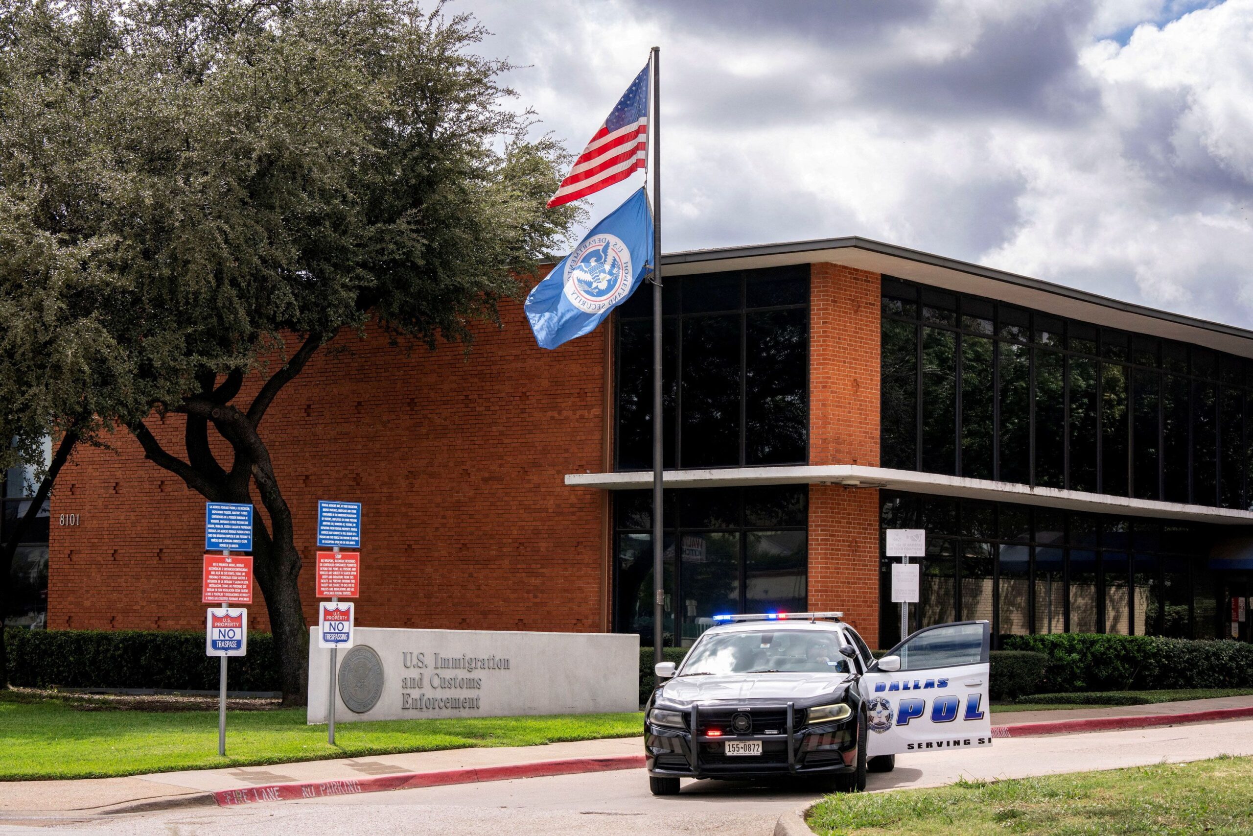 Un ataque en una instalación de ICE en Dallas deja a detenidos gravemente heridos y a uno de los perpetradores muerto