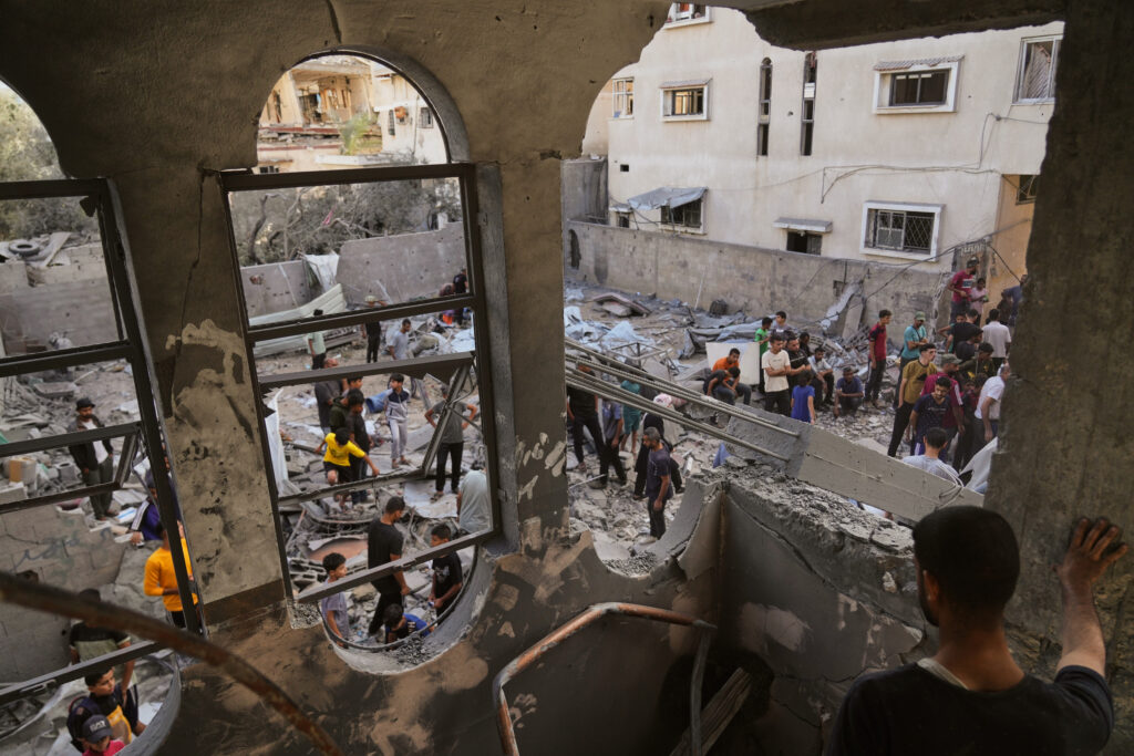 Rifas y disparos en Gaza dejan al menos 38 muertos mientras Israel ignora los llamados a un alto al fuego