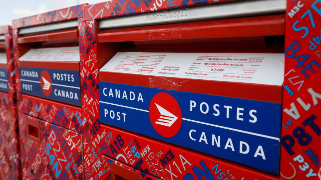 Canada Post finalizará las entregas a domicilio; los trabajadores hacen huelga en protesta