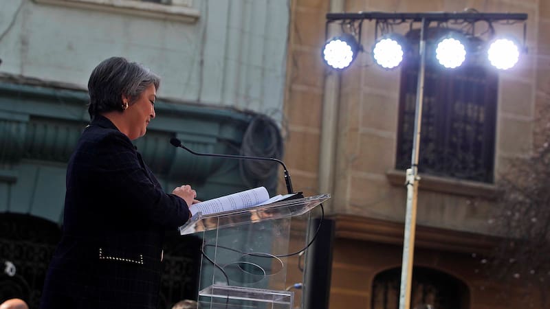 Jeannette Jara se prepara para un debate decisivo en medio de un escenario complejo y desafiante