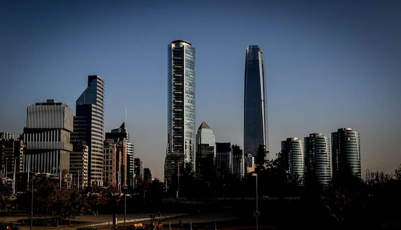 Calificación de Chile se mantiene estable, Fitch la confirma y destaca su gestión sólida