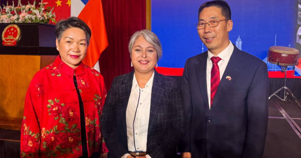 Jara promete profundizar los lazos con China si resulta electa presidenta de Chile