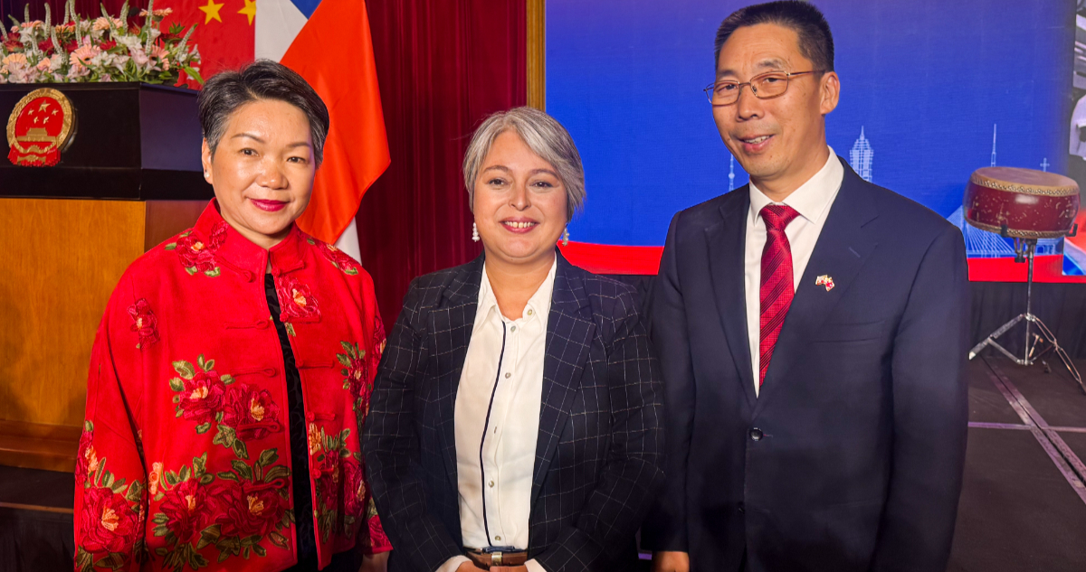 Jara promete profundizar los lazos con China si resulta electa presidenta de Chile