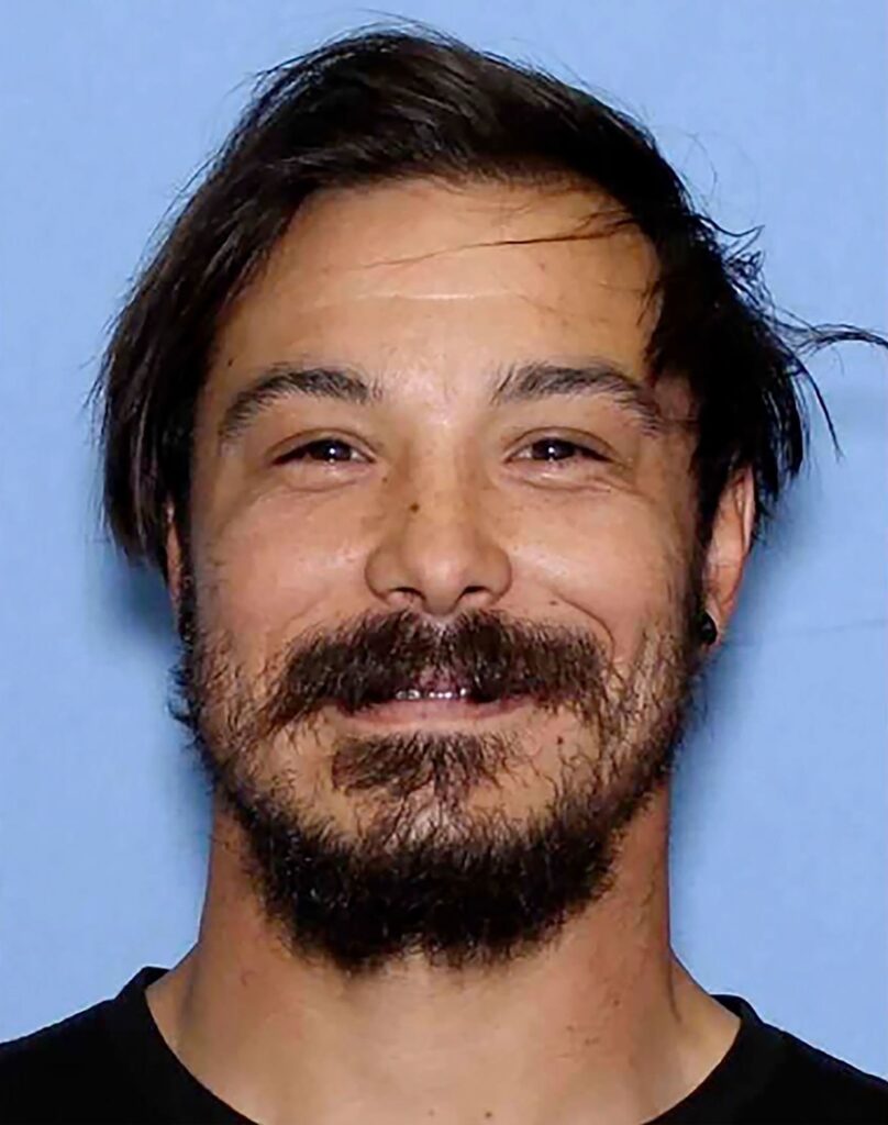 Travis Decker, el hombre presuntamente responsable de asesinar a sus tres hijas y abandonar sus cuerpos en el estado de Washington, ha sido encontrado muerto