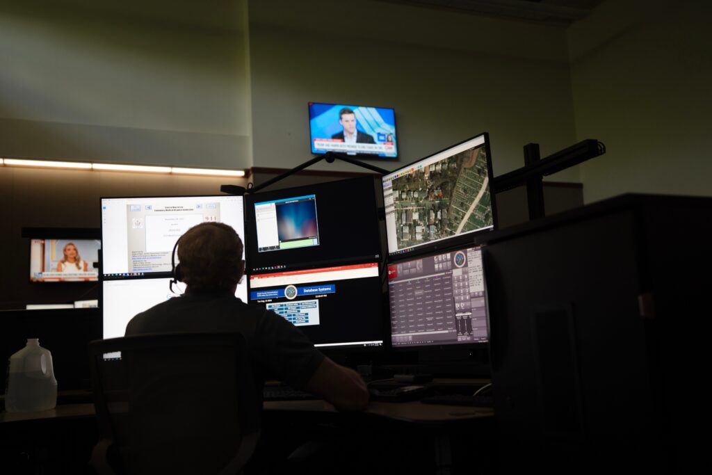 Interrupciones generalizadas en los sistemas de llamadas de emergencia 911 en Louisiana y Mississippi debido a daños en cables de fibra óptica