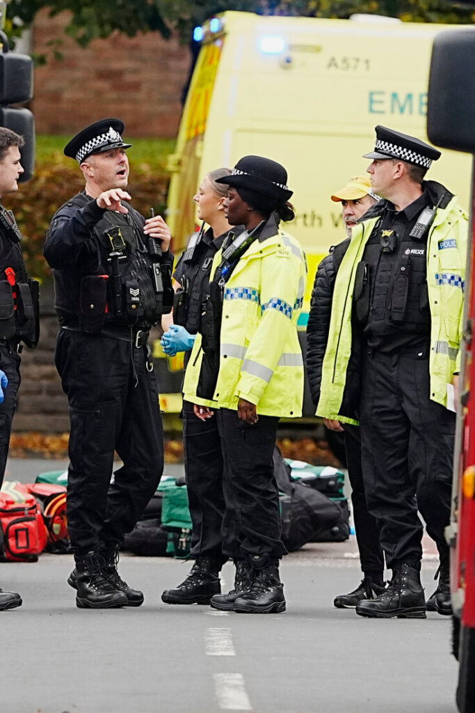 Actualizaciones en vivo: Dos personas muertas en un atentado con coche y apuñalamiento frente a una sinagoga en Manchester, Reino Unido, según la policía