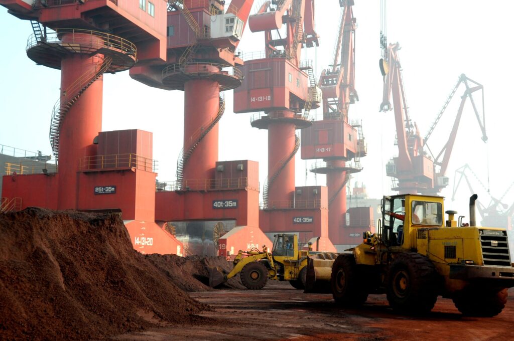China advierte a Estados Unidos con acciones de represalia tras amenazas de Trump de imponer aranceles al 100% en importaciones chinas