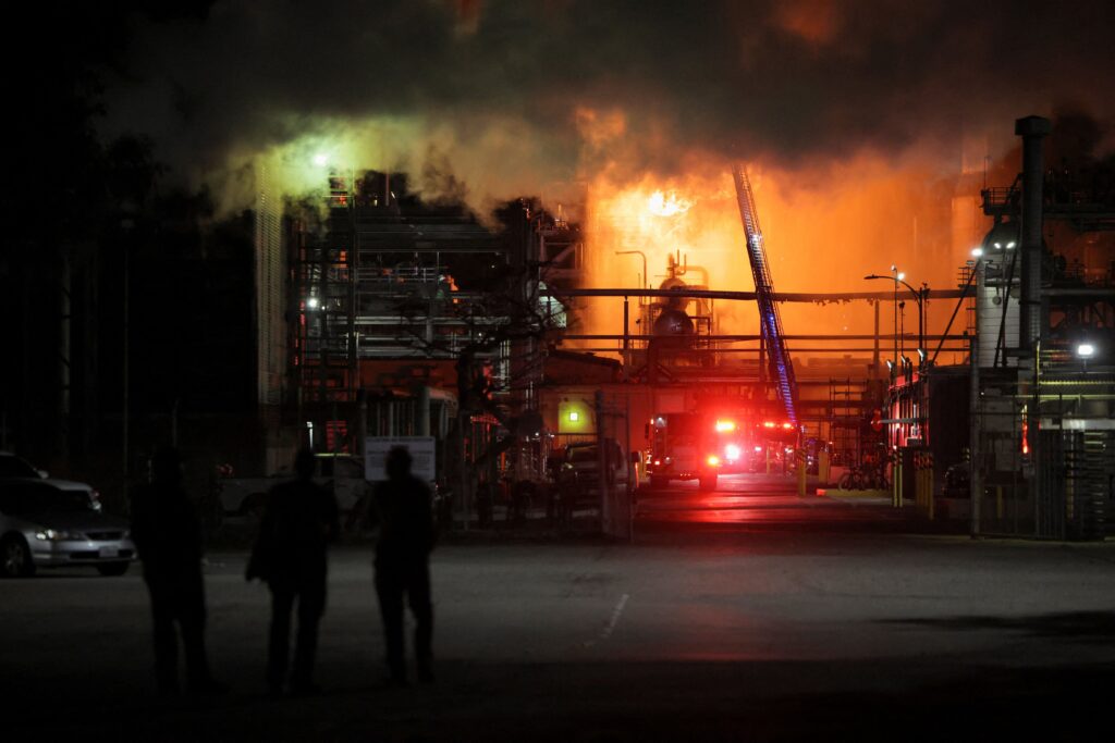 Incendio en la refinería Chevron de El Segundo genera alerta en Los Ángeles