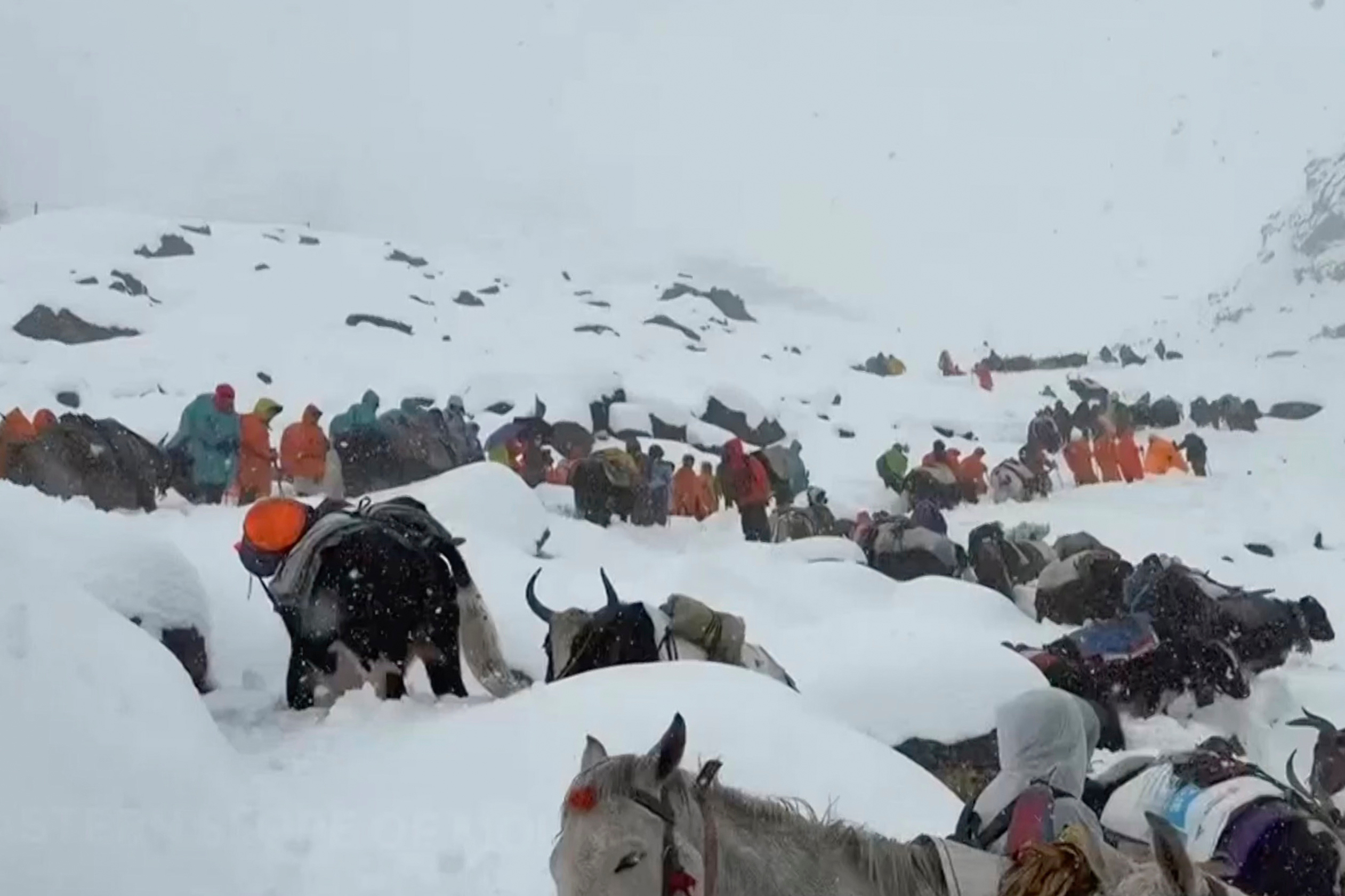 Rescatan al último grupo de excursionistas en el Monte Everest tras una tormenta de nieve