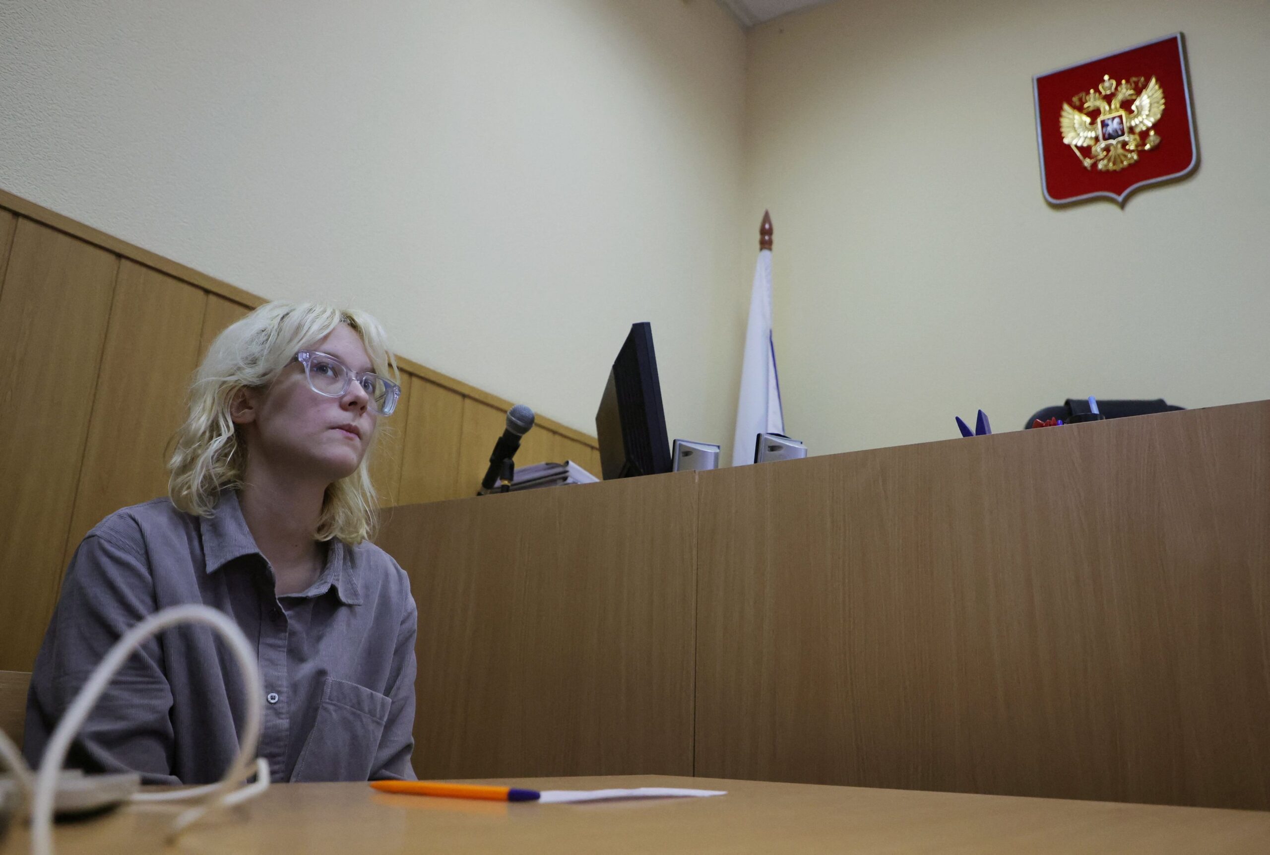 Una estudiante de música desafió a la autoridad en San Petersburgo al cantar canciones de protesta y fue arrestada