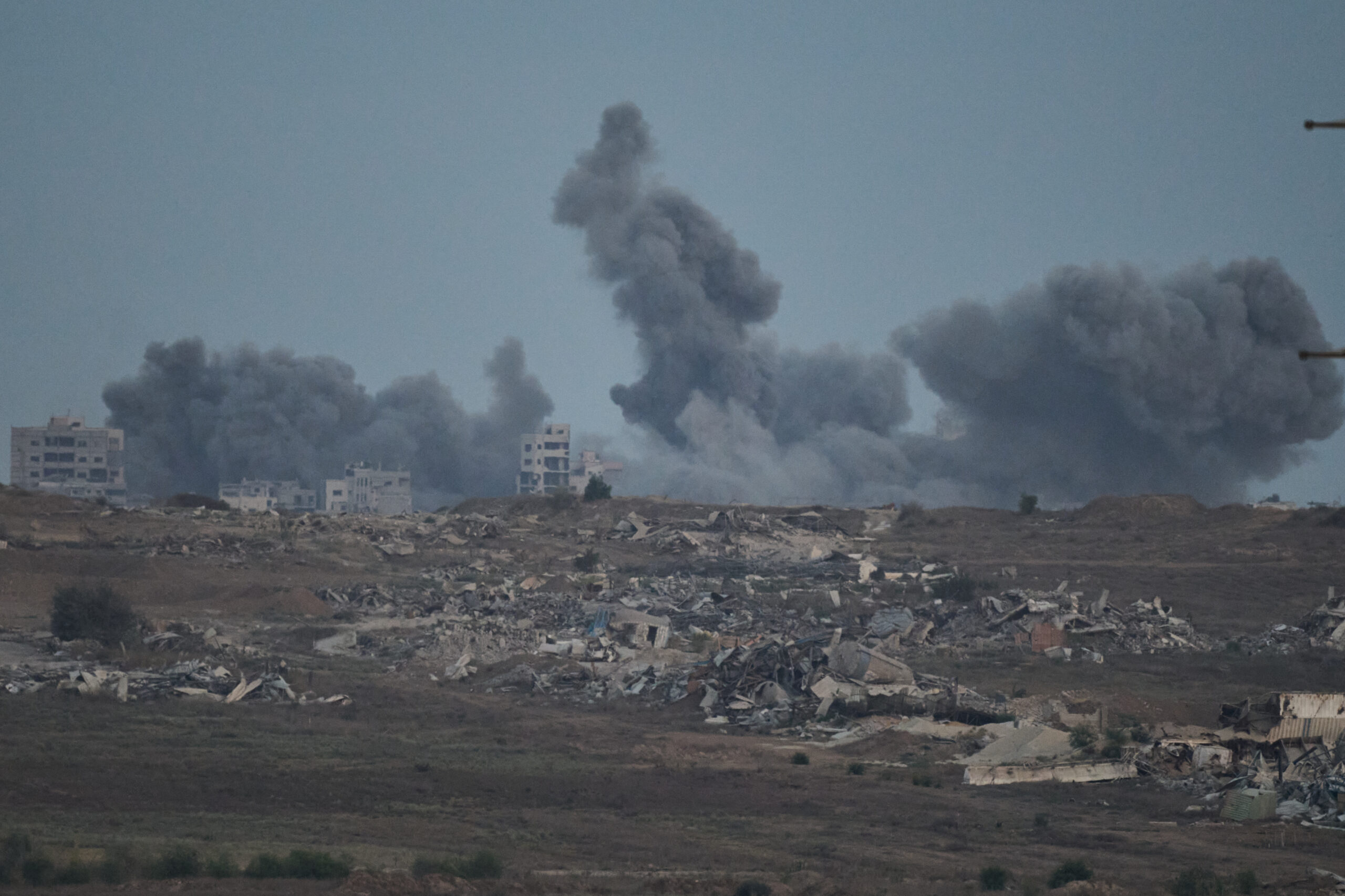 Las conversaciones en Egipto para un alto el fuego en Gaza comienzan mientras Israel intensifica sus ataques en la Franja