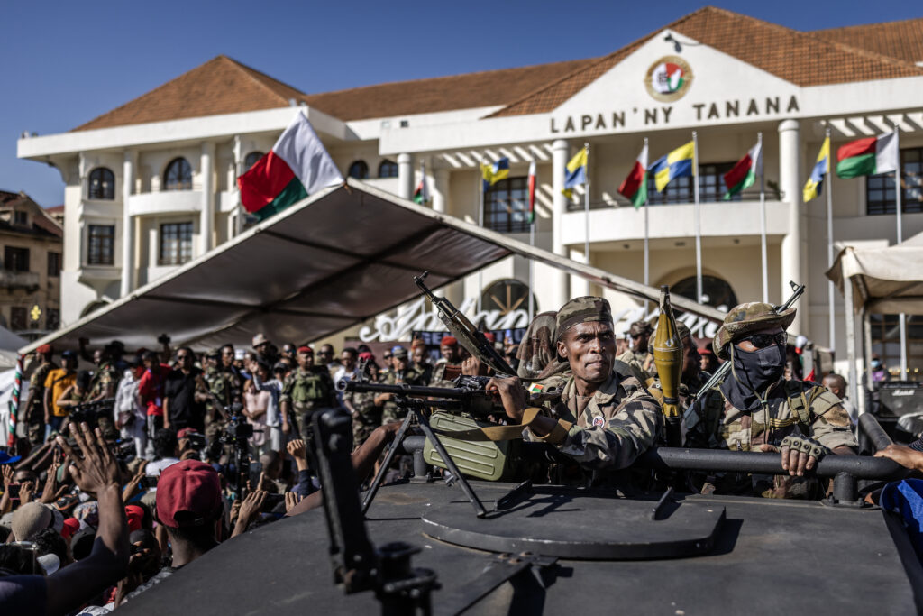 Las Fuerzas Armadas de Madagascar toman el control del país tras la huida del presidente