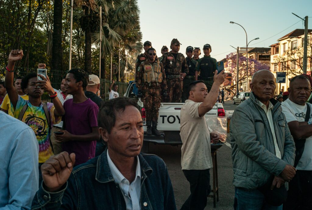 El presidente de Madagascar huye a un lugar desconocido tras semanas de protestas juveniles violentas – The Washington Post