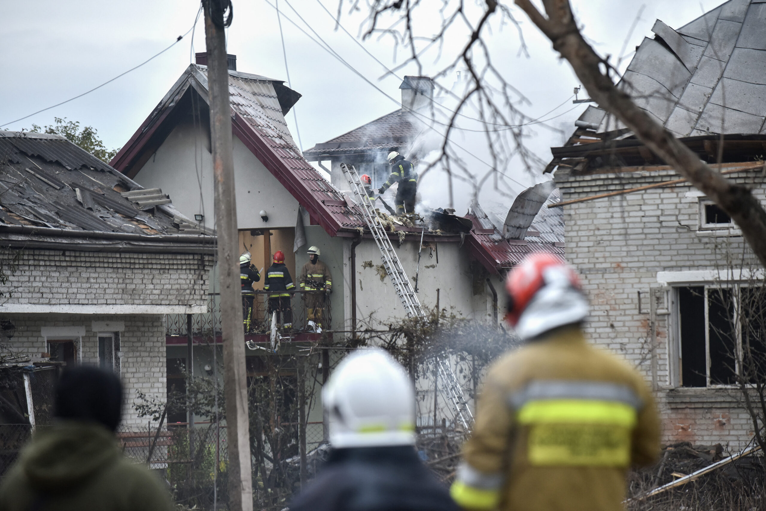 Los ataques aéreos rusos en Ucrania dañan las redes energéticas y matan a cinco personas