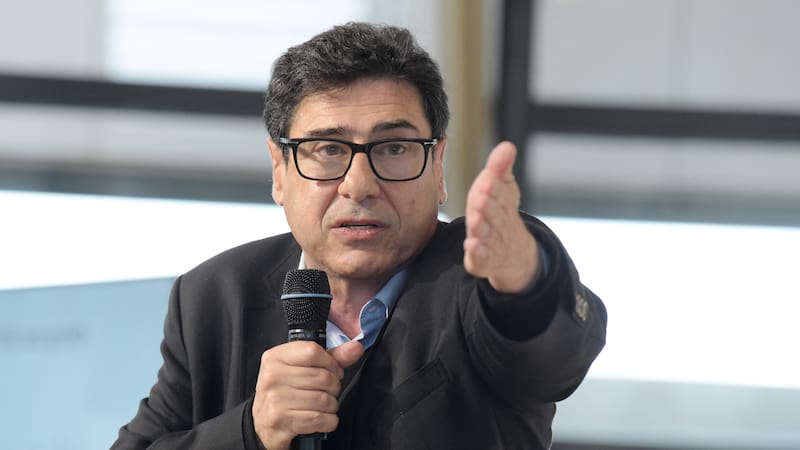 El Nobel de Economía que participará en un seminario en la UDD y su estrecha relación con Chile