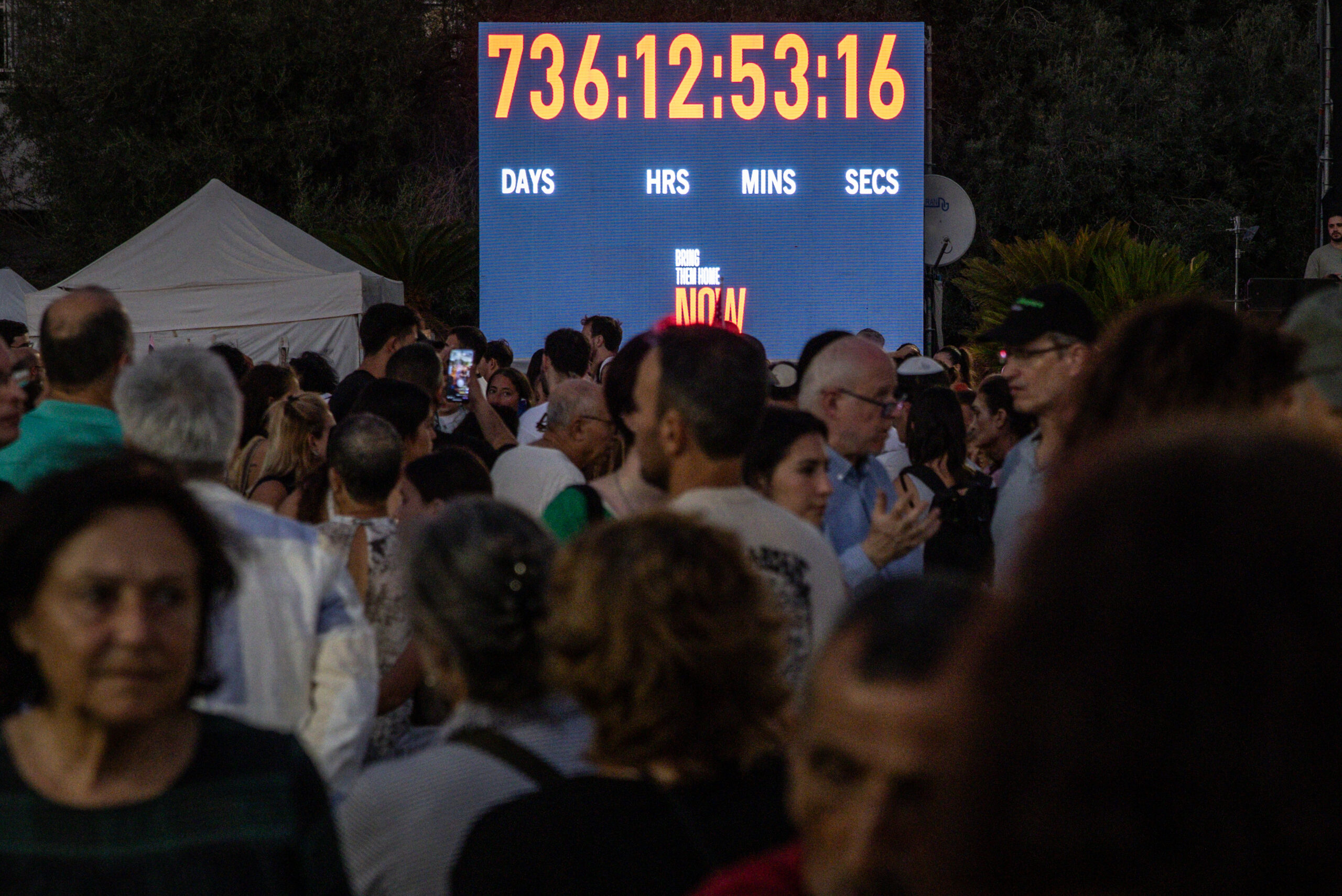 Los israelíes se preparan para celebrar la liberación de rehenes en Gaza antes de la visita de Trump