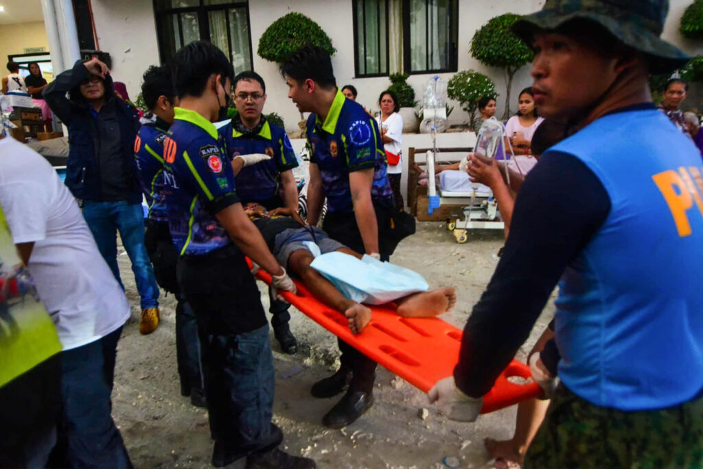 El devastador terremoto en Filipinas central causa al menos 26 muertos y deja a poblaciones sin energía ni comunicación