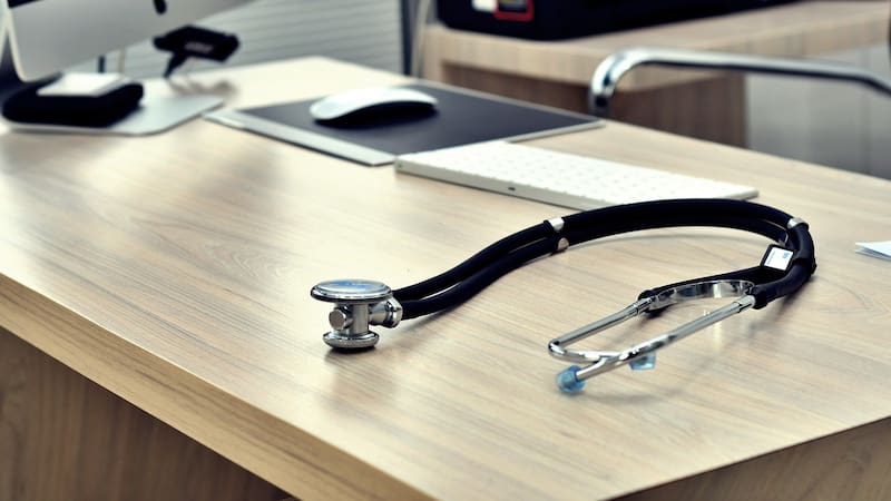Caída histórica en licencias médicas en agosto: el mayor descenso desde el escándalo de viajes al exterior, según la Contraloría