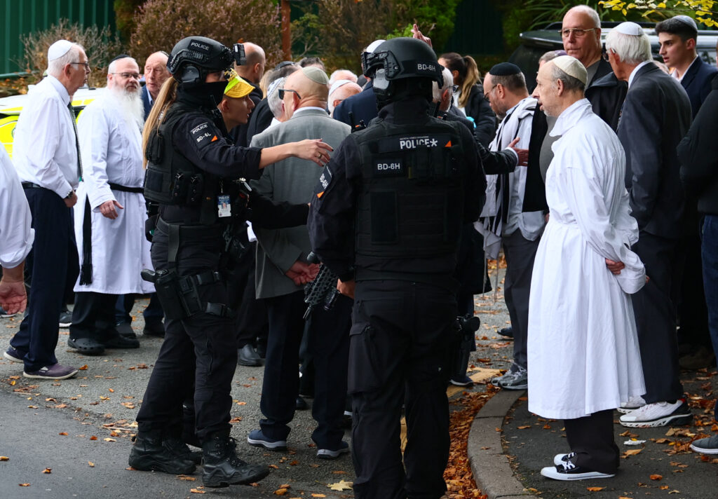 Una víctima en ataque en una sinagoga durante Yom Kippur en Inglaterra fue baleada por la policía