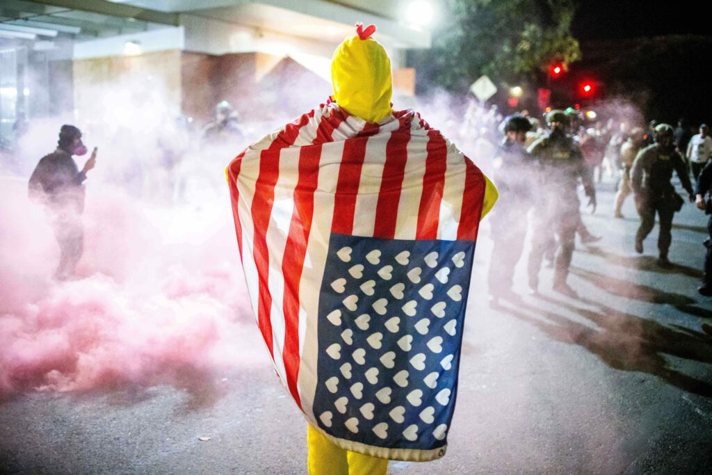 Un juez federal bloquea temporalmente el despliegue de la Guardia Nacional de Trump en Portland, mientras aumenta la tensión legal y militar
