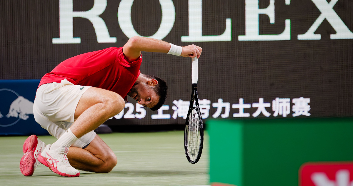 Djokovic rompe récord y avanza a los cuartos de final en Shanghái a pesar de las lesiones