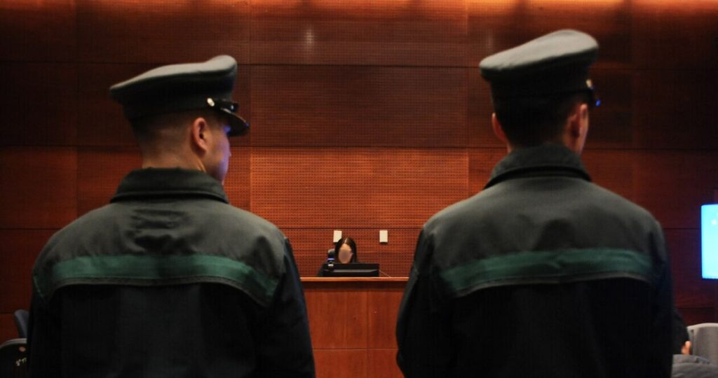 Medida controvertida para eliminar el bloque vespertino de audiencias en tribunales de Santiago queda suspendida temporalmente