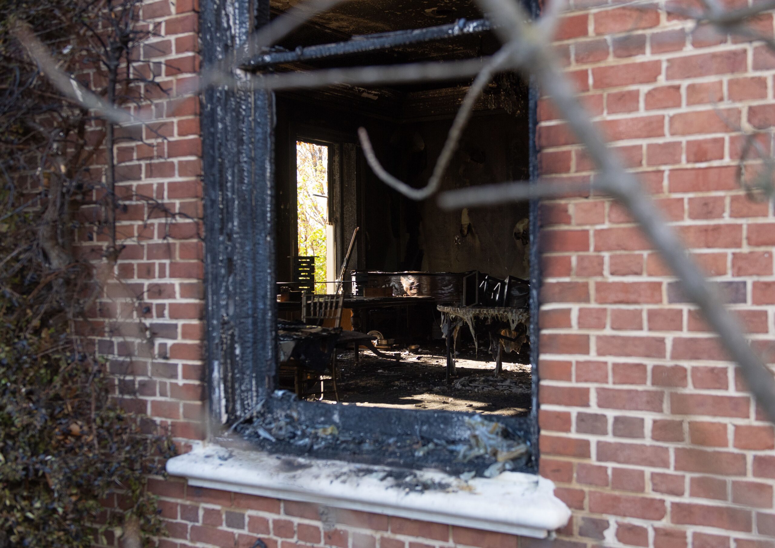 Un ataque incendiario dirigido contra la residencia del gobernador de Pensilvania, Josh Shapiro, causa daños extensos y deja sin dormir a la familia