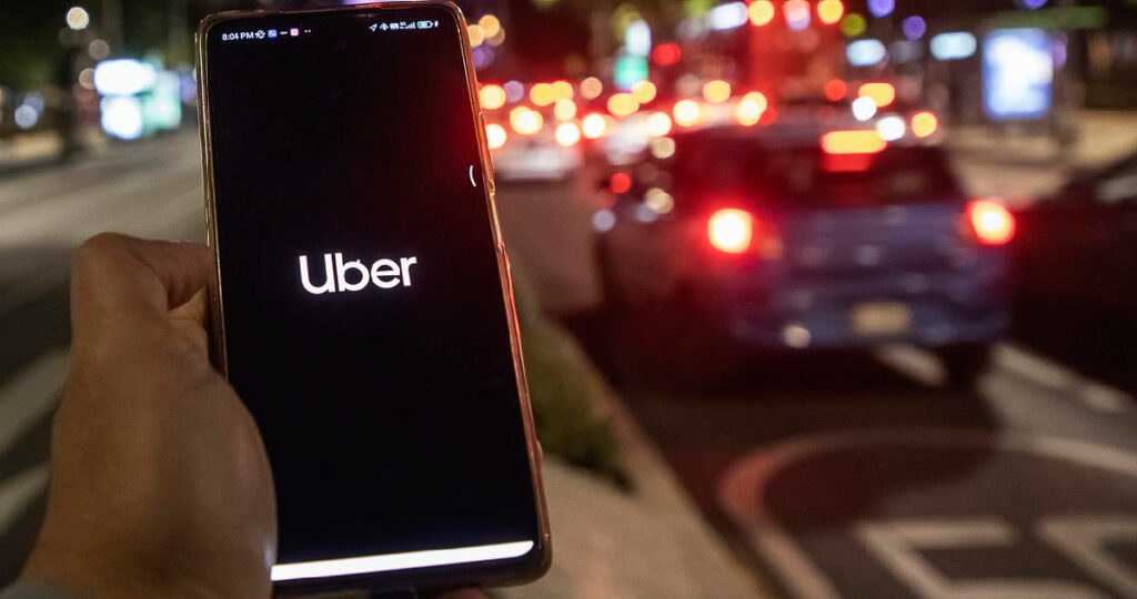 La Ley Uber en Chile enfrenta retrasos y complicaciones en su implementación debido a cambios en la plataforma de registro de empresas de transporte