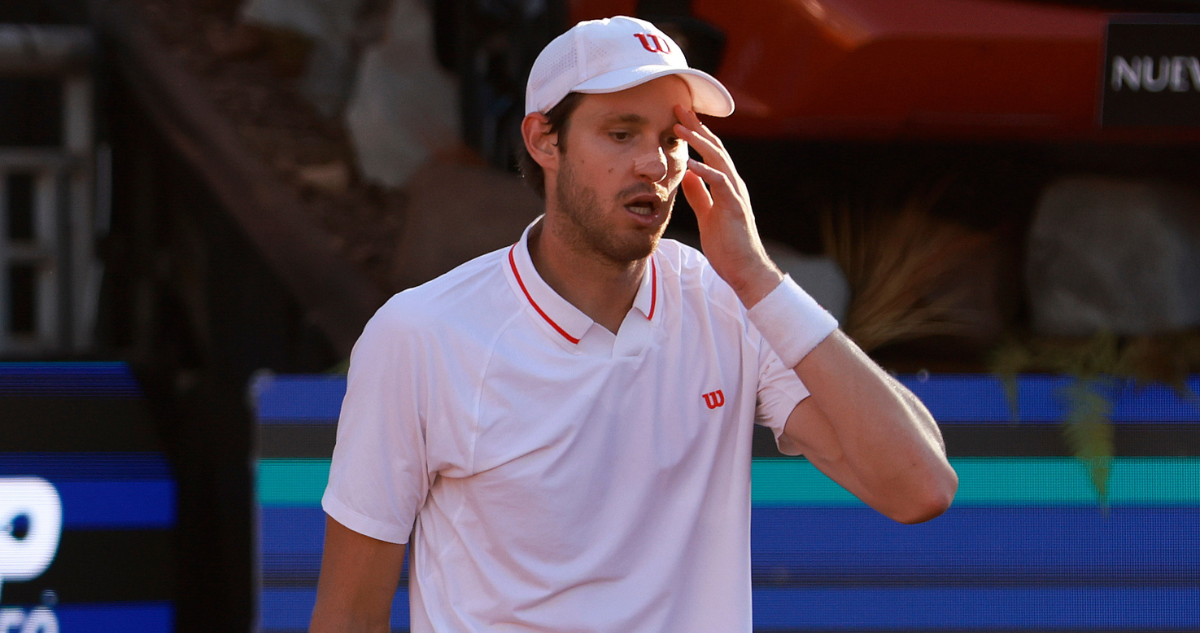 Nicolás Jarry abandona nuevamente un torneo debido a lesiones y pone en riesgo su clasificación para el ATP de Australia 2026