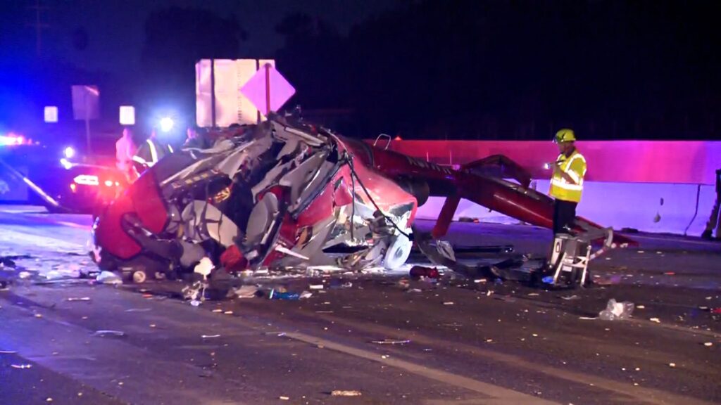 Tres personas en condición crítica tras un accidente de helicóptero en una autopista de California