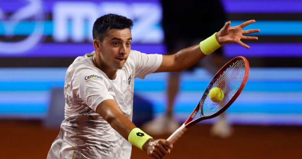 El destacado rendimiento de Tomás Barrios en el Challenger de Cali: avance a semifinales tras un duro enfrentamiento bajo la lluvia