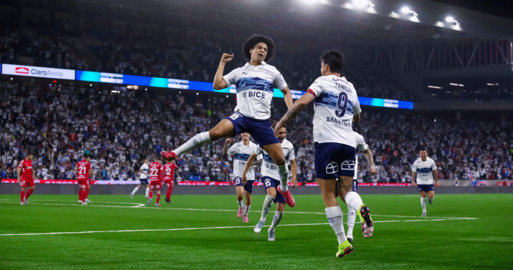 Goleo espectacular de Eduard Bello impulsa la victoria de la Universidad Católica sobre Ñublense en un duelo decisivo de la Liga de Primera